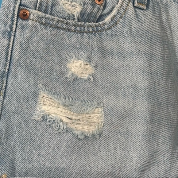 Levi's 501 Original Fit High Rise Women's Shorts in a light wash, Size 24. - Picture 6 of 6